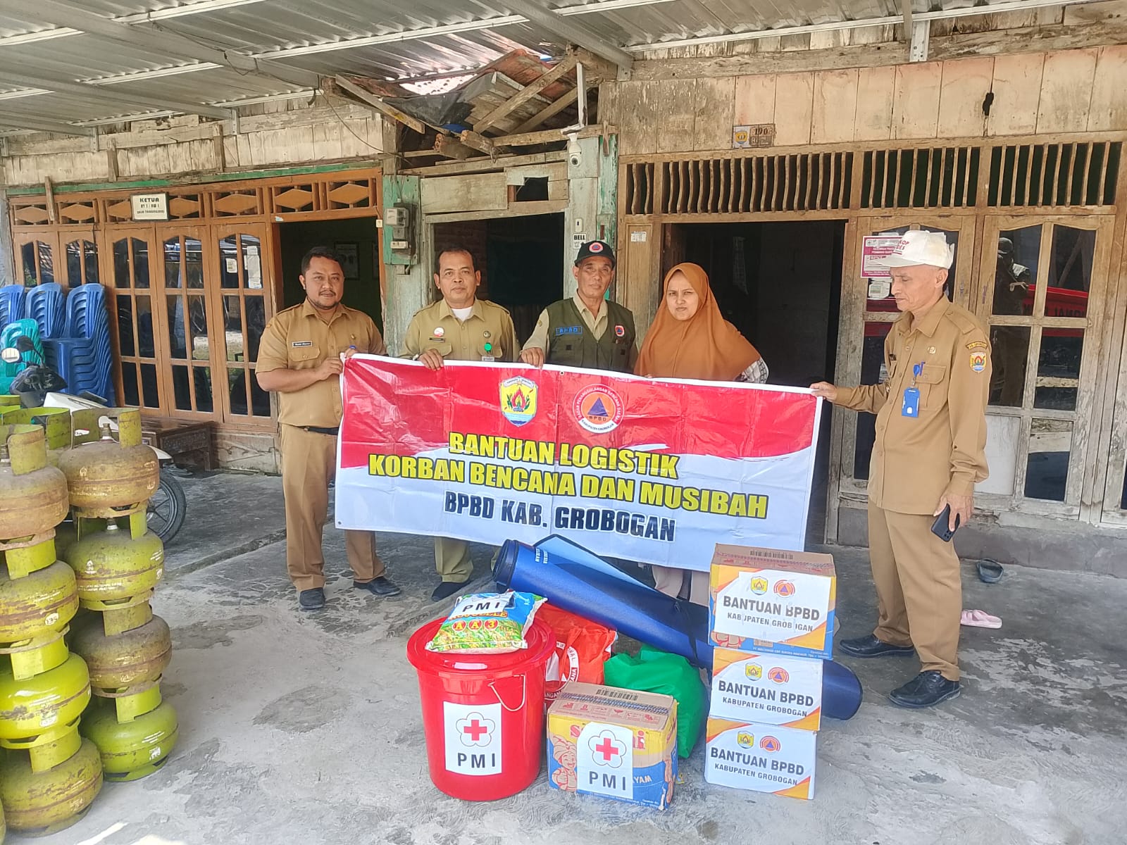 mendampingi BPBD dalam memberikan bantuan kebakaran di Desa Tanjungsari